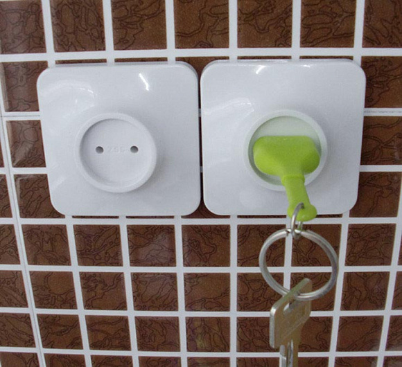 Брелок "Вилка в розетку"