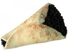 Магнит "Блин с черной икрой"