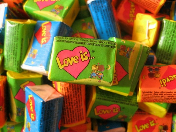Жевачка Love is 100 шт.