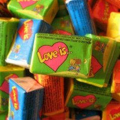Жевачка Love is 100 шт.